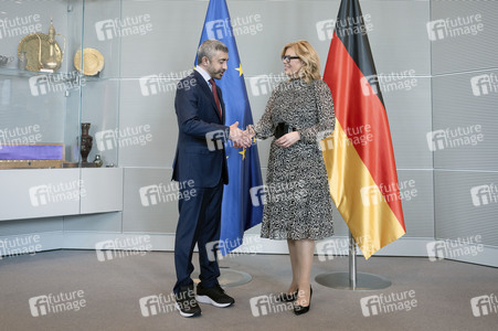 Bundestagspräsidentin Julia Klöckner empfängt den Außenminister der VAE in Berlin