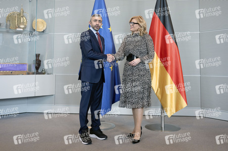 Bundestagspräsidentin Julia Klöckner empfängt den Außenminister der VAE in Berlin