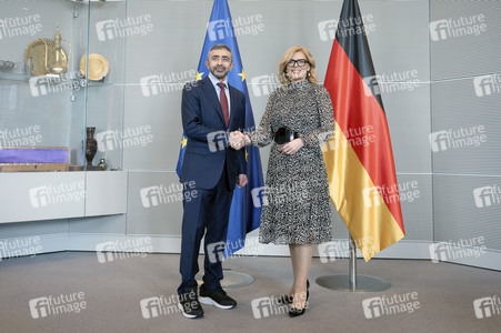 Bundestagspräsidentin Julia Klöckner empfängt den Außenminister der VAE in Berlin