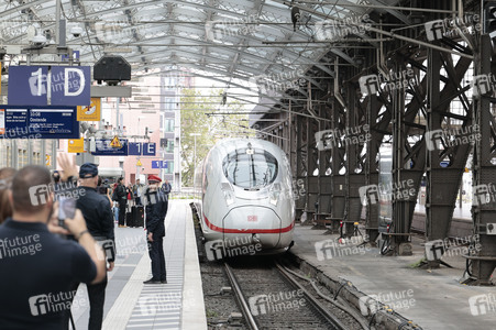 ICE-Zugtaufe im Kölner Hauptbahnof