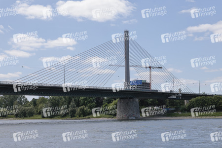 Gesperrte Friedrich-Ebert-Brücke/Nordbrücke in Bonn