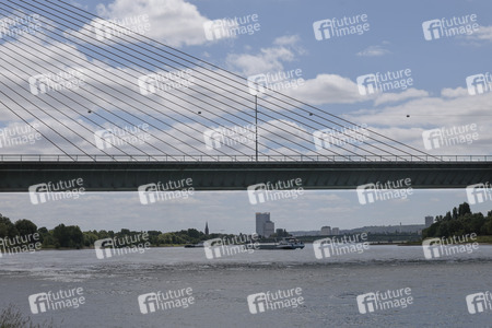 Gesperrte Friedrich-Ebert-Brücke/Nordbrücke in Bonn