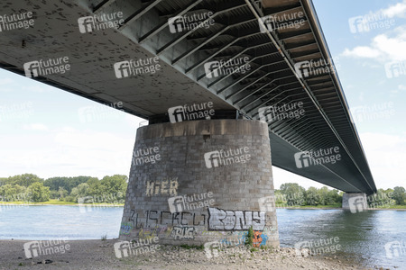 Gesperrte Friedrich-Ebert-Brücke/Nordbrücke in Bonn