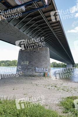 Gesperrte Friedrich-Ebert-Brücke/Nordbrücke in Bonn
