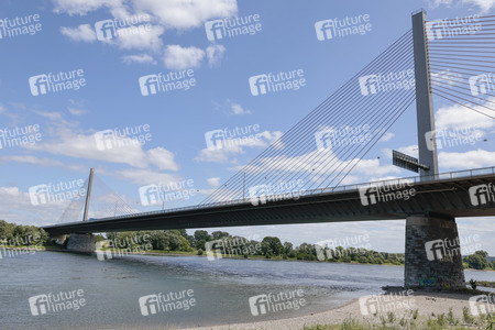 Gesperrte Friedrich-Ebert-Brücke/Nordbrücke in Bonn