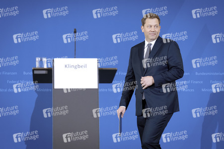 Pressekonferenz mit Lars Klingbeil zur Vorstellung des ersten IIB Berichtes in Berlin