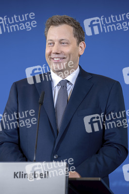 Pressekonferenz mit Lars Klingbeil zur Vorstellung des ersten IIB Berichtes in Berlin