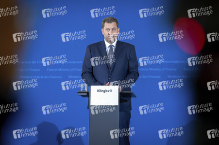 Pressekonferenz mit Lars Klingbeil zur Vorstellung des ersten IIB Berichtes in Berlin