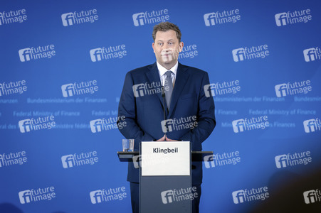 Pressekonferenz mit Lars Klingbeil zur Vorstellung des ersten IIB Berichtes in Berlin