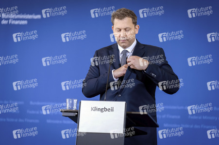 Pressekonferenz mit Lars Klingbeil zur Vorstellung des ersten IIB Berichtes in Berlin