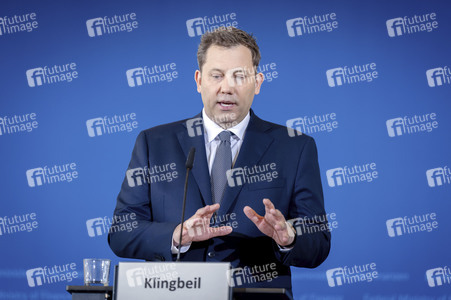 Pressekonferenz mit Lars Klingbeil zur Vorstellung des ersten IIB Berichtes in Berlin