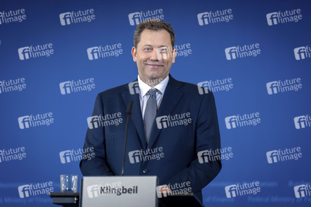 Pressekonferenz mit Lars Klingbeil zur Vorstellung des ersten IIB Berichtes in Berlin