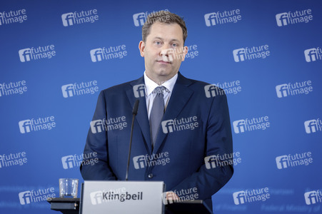 Pressekonferenz mit Lars Klingbeil zur Vorstellung des ersten IIB Berichtes in Berlin