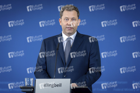Pressekonferenz mit Lars Klingbeil zur Vorstellung des ersten IIB Berichtes in Berlin