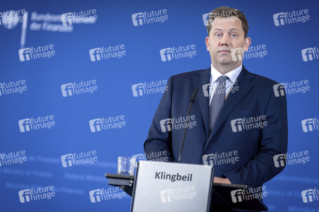 Pressekonferenz mit Lars Klingbeil zur Vorstellung des ersten IIB Berichtes in Berlin