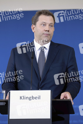 Pressekonferenz mit Lars Klingbeil zur Vorstellung des ersten IIB Berichtes in Berlin