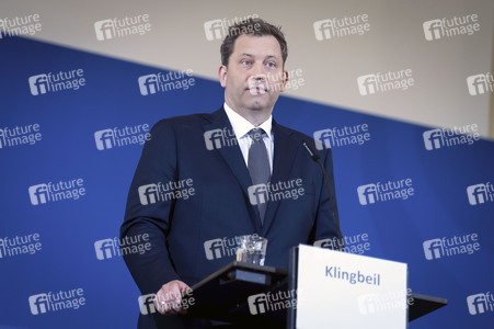 Pressekonferenz mit Lars Klingbeil zur Vorstellung des ersten IIB Berichtes in Berlin