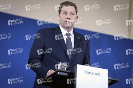 Pressekonferenz mit Lars Klingbeil zur Vorstellung des ersten IIB Berichtes in Berlin