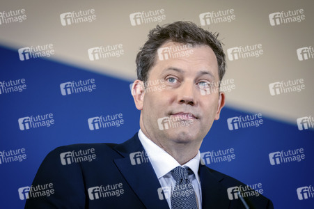 Pressekonferenz mit Lars Klingbeil zur Vorstellung des ersten IIB Berichtes in Berlin