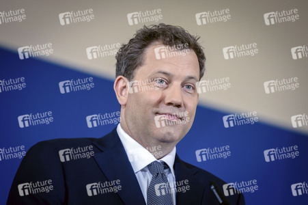 Pressekonferenz mit Lars Klingbeil zur Vorstellung des ersten IIB Berichtes in Berlin