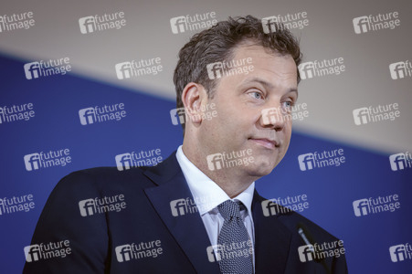 Pressekonferenz mit Lars Klingbeil zur Vorstellung des ersten IIB Berichtes in Berlin