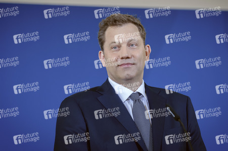 Pressekonferenz mit Lars Klingbeil zur Vorstellung des ersten IIB Berichtes in Berlin
