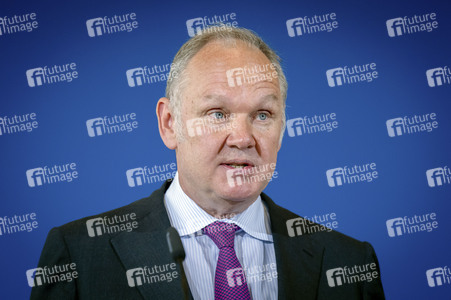 Pressekonferenz mit Lars Klingbeil zur Vorstellung des ersten IIB Berichtes in Berlin