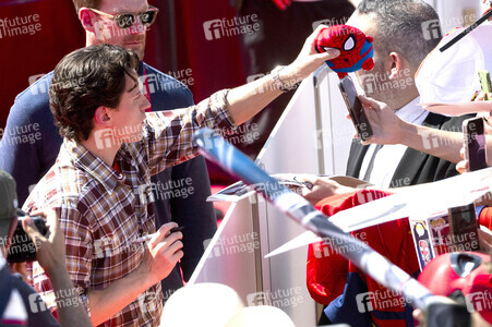 Tom Holland besucht die Fußball-WM Fanzone in Madrid