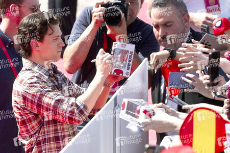 Tom Holland besucht die Fußball-WM Fanzone in Madrid