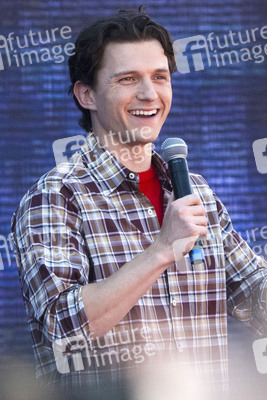 Tom Holland besucht die Fußball-WM Fanzone in Madrid