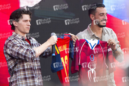 Tom Holland besucht die Fußball-WM Fanzone in Madrid
