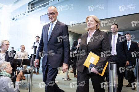 Pressekonferenz nach der Übergabe des Berichts der Altersicherungskommission zur Rentenreform in Berlin