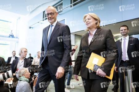 Pressekonferenz nach der Übergabe des Berichts der Altersicherungskommission zur Rentenreform in Berlin