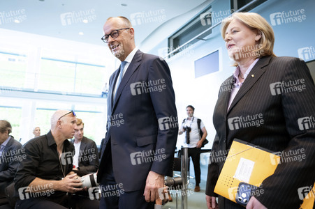 Pressekonferenz nach der Übergabe des Berichts der Altersicherungskommission zur Rentenreform in Berlin