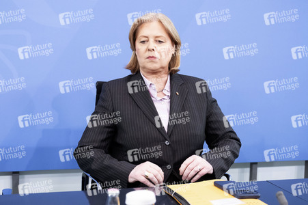 Pressekonferenz nach der Übergabe des Berichts der Altersicherungskommission zur Rentenreform in Berlin