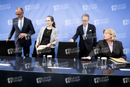 Pressekonferenz nach der Übergabe des Berichts der Altersicherungskommission zur Rentenreform in Berlin