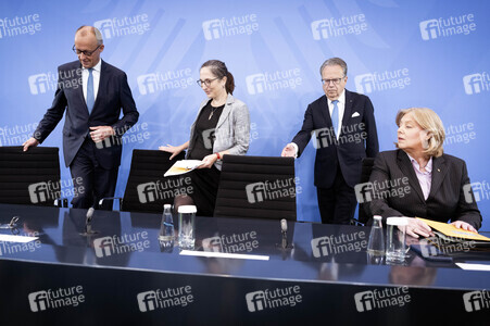 Pressekonferenz nach der Übergabe des Berichts der Altersicherungskommission zur Rentenreform in Berlin