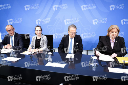 Pressekonferenz nach der Übergabe des Berichts der Altersicherungskommission zur Rentenreform in Berlin