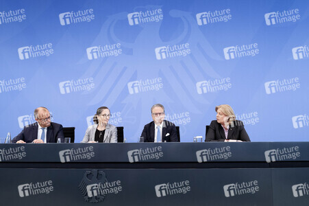 Pressekonferenz nach der Übergabe des Berichts der Altersicherungskommission zur Rentenreform in Berlin
