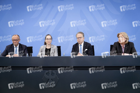 Pressekonferenz nach der Übergabe des Berichts der Altersicherungskommission zur Rentenreform in Berlin
