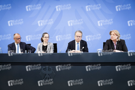 Pressekonferenz nach der Übergabe des Berichts der Altersicherungskommission zur Rentenreform in Berlin
