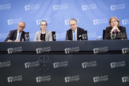 Pressekonferenz nach der Übergabe des Berichts der Altersicherungskommission zur Rentenreform in Berlin