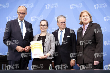Pressekonferenz nach der Übergabe des Berichts der Altersicherungskommission zur Rentenreform in Berlin
