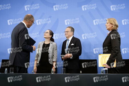 Pressekonferenz nach der Übergabe des Berichts der Altersicherungskommission zur Rentenreform in Berlin