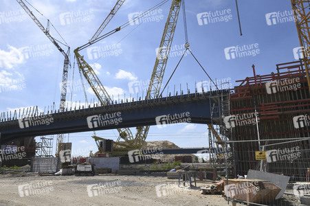 Arbeiten am Neubau der Brücke der B 101 bei Großenhain