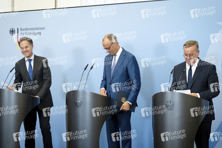 Pressekonferenz nach der Sitzung des Bundeskabinetts in Berlin