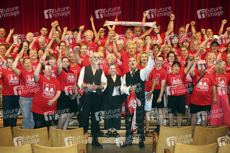 Fototermin mit Katharina Thalbach, Pierre Besson und Fans vom 1. FC Ubion in Berlin