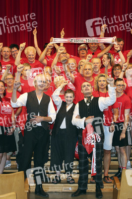 Fototermin mit Katharina Thalbach, Pierre Besson und Fans vom 1. FC Ubion in Berlin