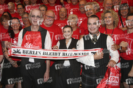 Fototermin mit Katharina Thalbach, Pierre Besson und Fans vom 1. FC Ubion in Berlin