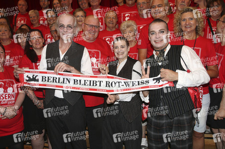 Fototermin mit Katharina Thalbach, Pierre Besson und Fans vom 1. FC Ubion in Berlin
